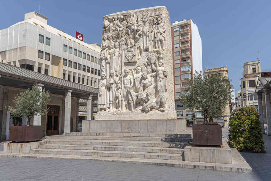 Castelló de la Plana 18 - escultura Homenaje a Castelló